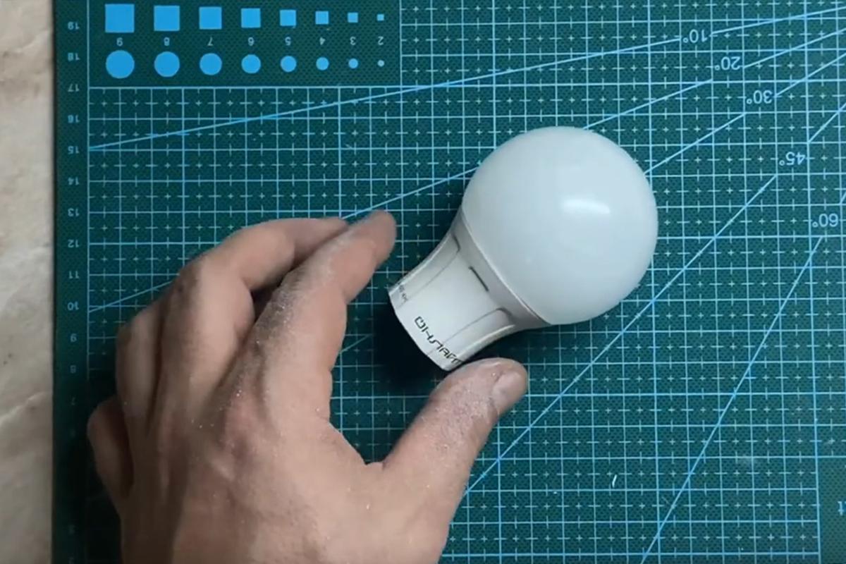 Как сделать новогодний воздушный шар из лампочки