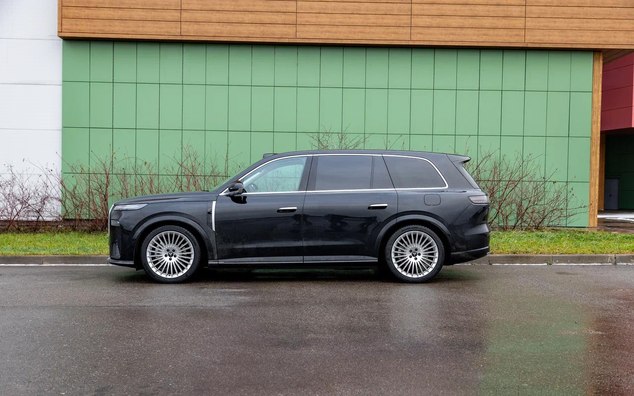 Открыть лючок зарядного&nbsp;порта на Voyah Taishan можно, нажав на крышку, но разблокировать крышку лючка бензобака можно только через мультимедийный экран