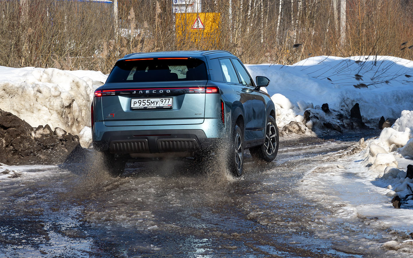 На хорошей дороге Jaecoo J7 едет комфортно. Но на неровном покрытии подвеска подробно и довольно шумно отрабатывает дорожный профиль