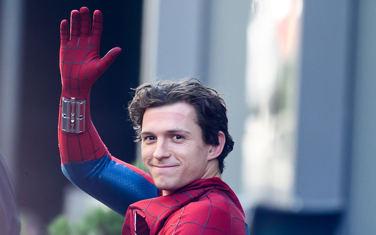 Актер Том Холланд, известный по роли Человека-паука в фильмах Marvel. В Сети его также называют Человек-спойлер за то, что он неоднократно во время интервью с журналистами выдавал спойлеры о предстоящих фильмах со своим участием