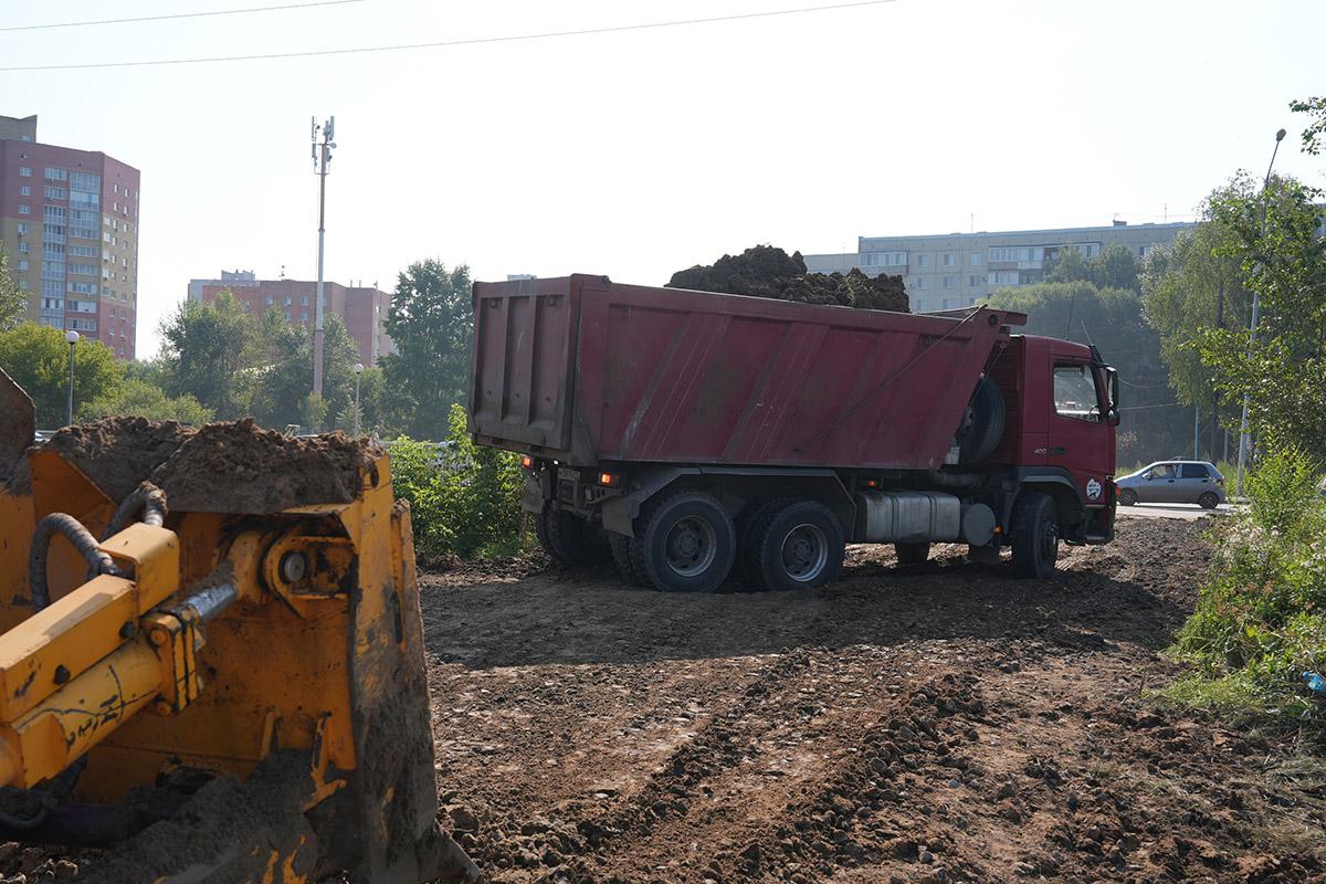 Работа городских служб по откачке воды и сооружению насыпи в Тюмени, 28 июля 2026 года
