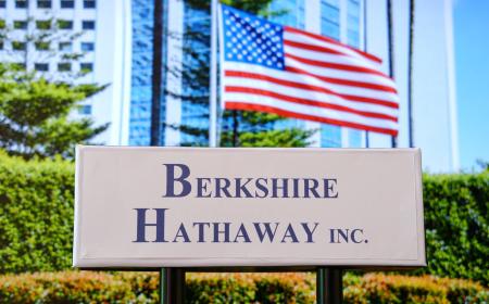 Акции Berkshire выросли до рекорда спустя 10 месяцев после ухода Баффетта