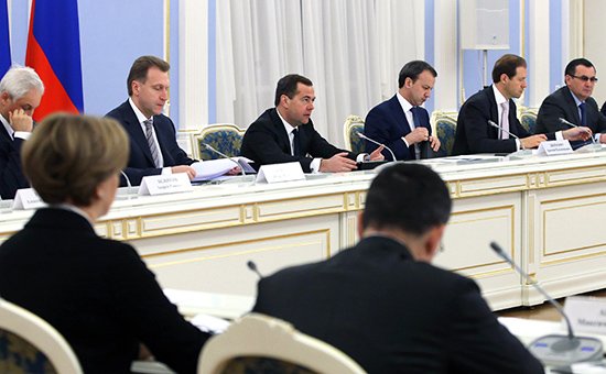 Премьер-министр РФ Дмитрий Медведев (третий слева) на совещании по вопросу взаимодействия производителей сельскохозяйственной продукции и субъектов торговой деятельности в резиденции «Горки»