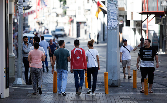 Люди на улицах Стамбула. 16 июля 2016 года


