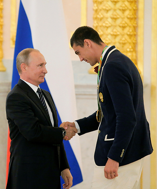 Владимир Путин поздравляет олимпийского чемпиона по&nbsp;боксу Евгения Тищенко
