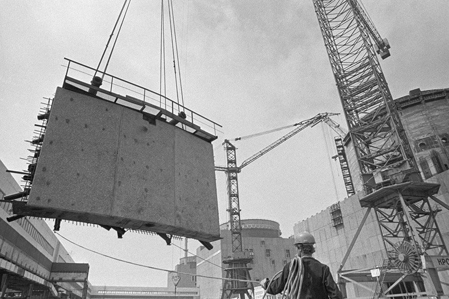 На фото: подъем карнизного блока для монтажа третьего энергоблока &laquo;Запорожье-3&raquo; ЗАЭС,&nbsp;1-17 июня 1985