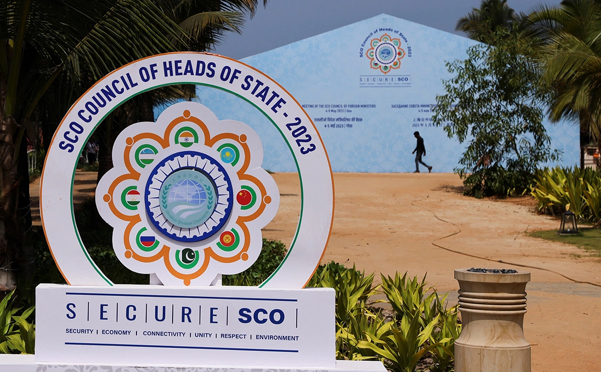 Francis Mascarenhas / Reuters