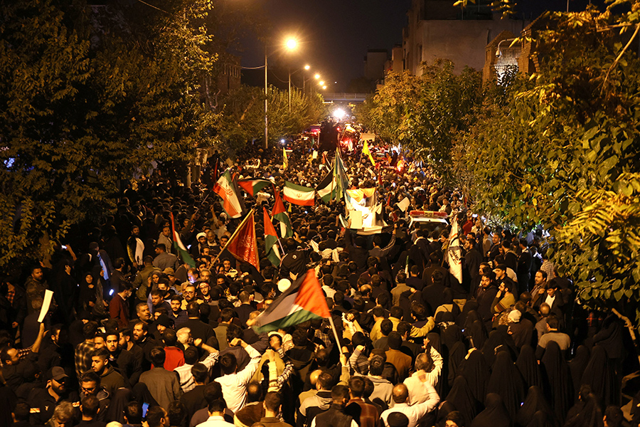 Протестующие собрались перед посольством Франции в Тегеране.