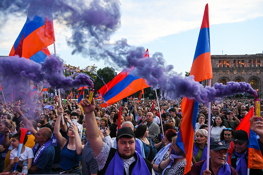 Участники акции протеста на площади Республики 12 июня. СК Армении завел против участников митинга у парламента уголовное дело об участии в массовых беспорядках. По его данным, некоторые митингующие применили насилие к представителям власти, наносили удары ногами и руками, бросали в них предметы.