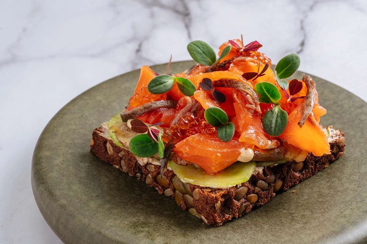 Сморреброд с форелью, толченым картофелем и красной икрой