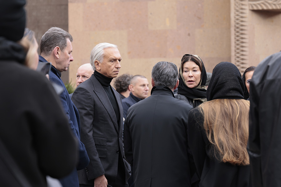 Председатель правления ПАО &laquo;Газпром нефть&raquo; Александр Дюков тоже пришел проститься с Кеосаяном.