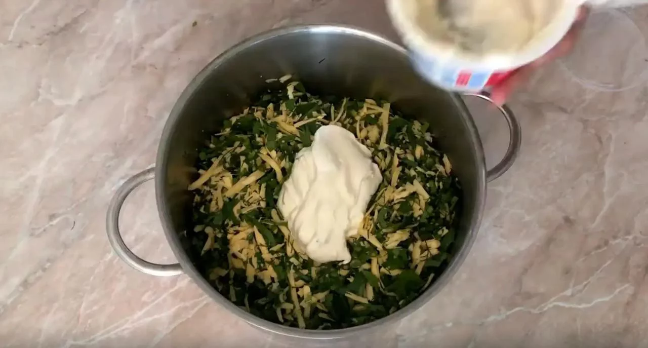 Смешайте зелень, сыр и сметану