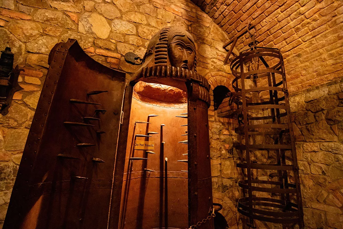 В комнате, например, установлен воссозданный пыточный аппарат «Железная дева», или «Нюрнбергская девственница»