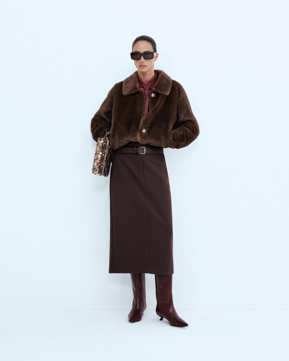 Шуба Seventy, рубашка Principe di Bologna, юбка Principe di Bologna, перчатки Principe di Bologna, очки Versace, ремень Gianni Chiarini, сумка Le Silla, сапоги Principe di Bologna