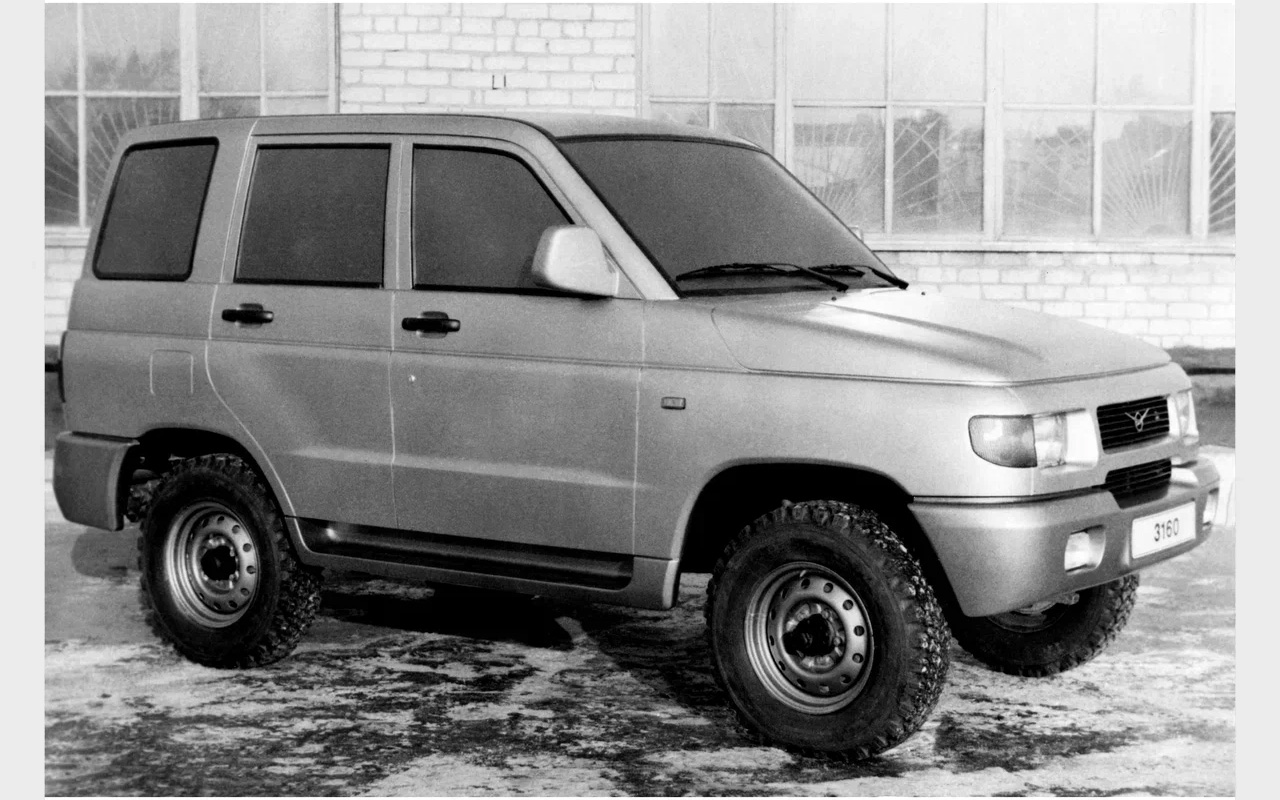 1993 год. Строится УАЗ-3160. Кузов от вазовских дизайнеров и старая техника &mdash; так себе сочетание. Выпускался в период 1997&ndash;2004 гг., ныне признан ошибочным