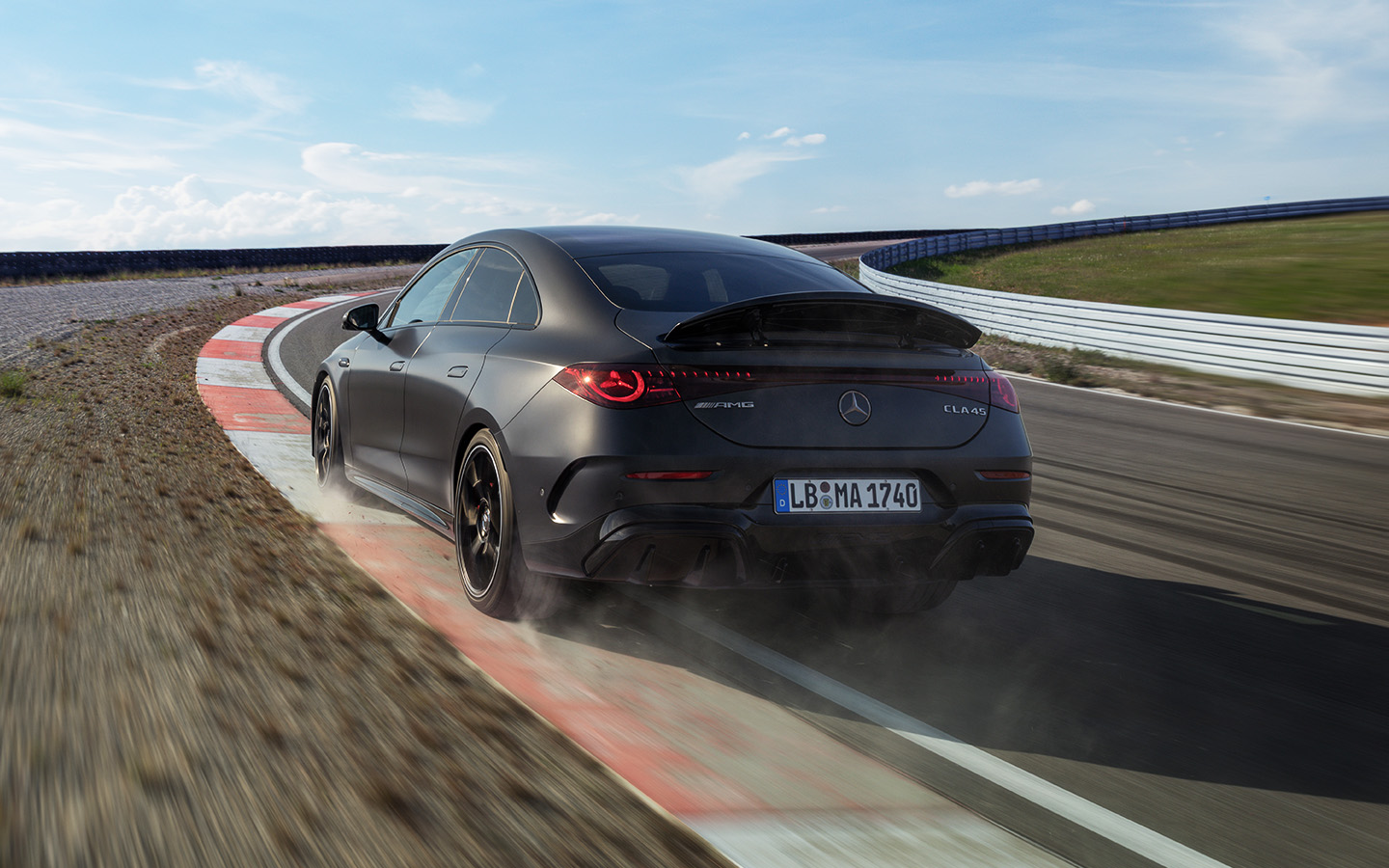 Mercedes-AMG CLA 45 получил уникальную систему управления батареей. Она подает максимальную мощность на прямых участках и снижает при поворотах
