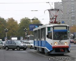 В центре Москвы с рельсов сошел трамвай