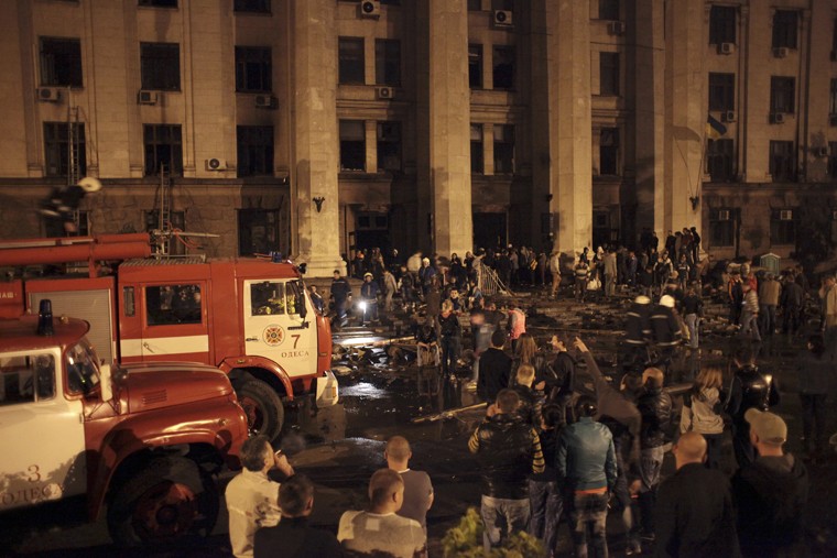 Сторонники Евромайдана собираются возле сгоревшего здания Дома профсоюзов