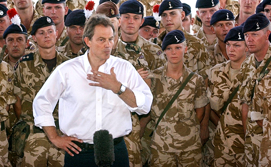 Бывший премьер-министр Великобритании Тони Блэр вместе с&nbsp;военнослужащими в&nbsp;Ираке, май 2003 года


