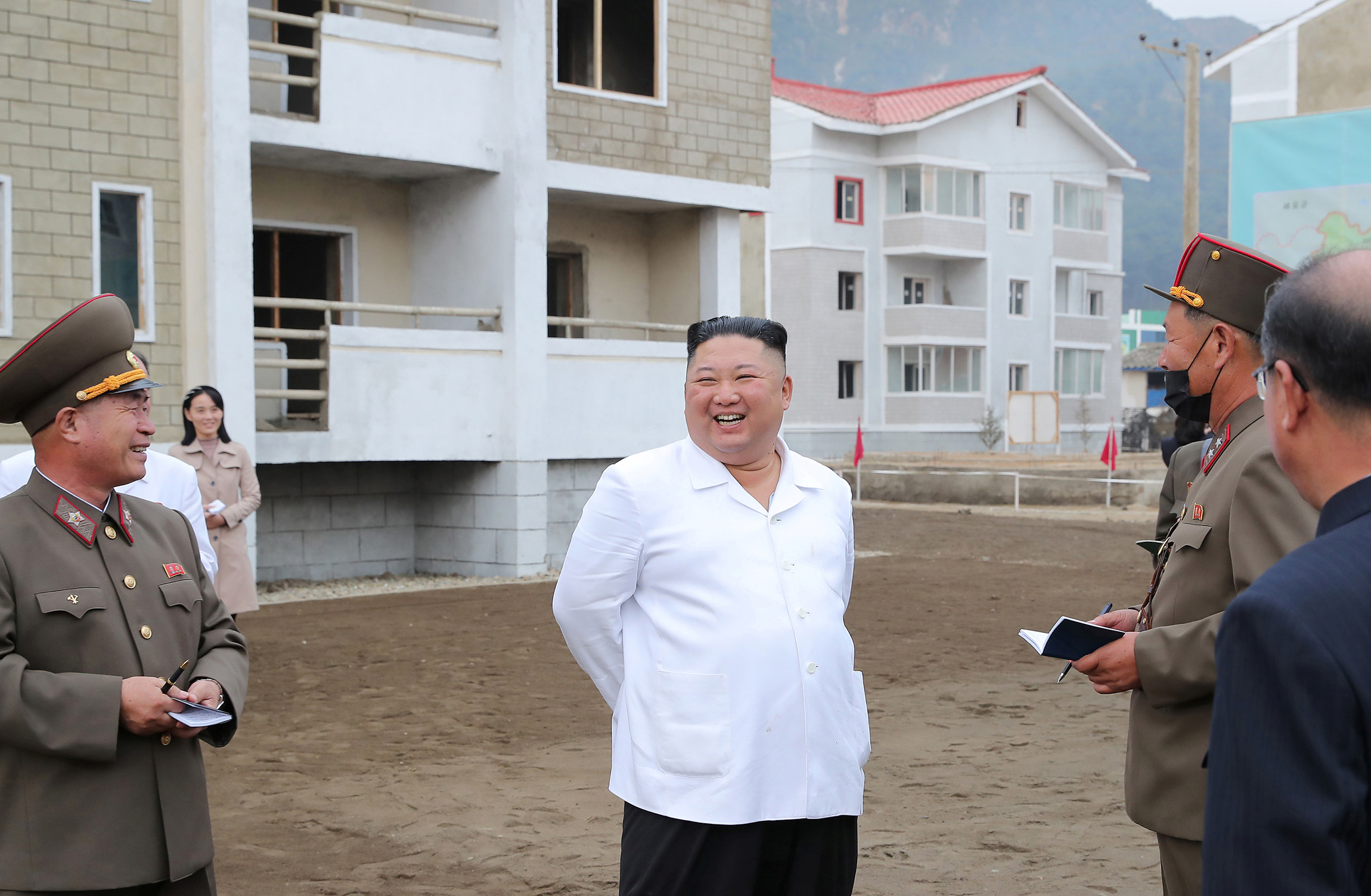 Лидер КНДР Ким Чен Ын осматривает стройку&nbsp;в округе Кимва. 1 октября