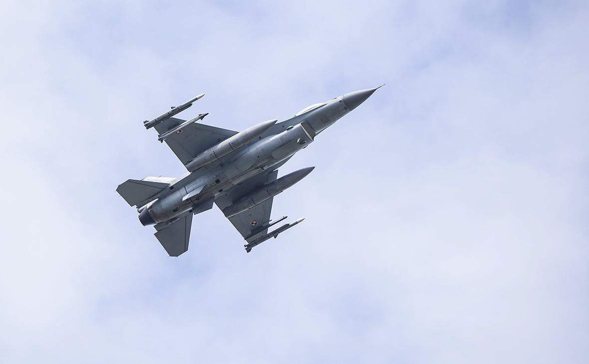 Президент Польши счел нелегким возможное решение об отправке Киеву F-16"/>













