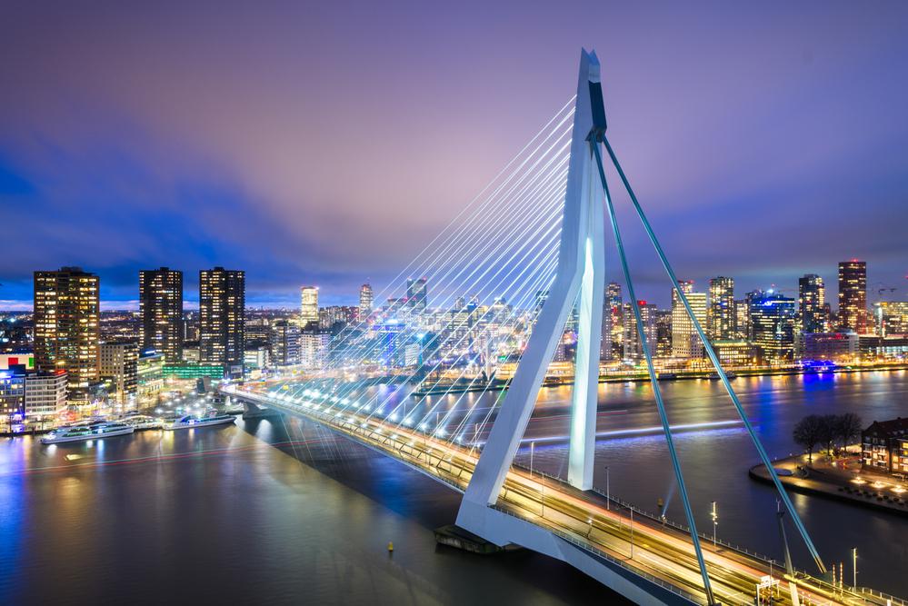 Erasmus Bridge &mdash; вантовый мост через реку Маас в центре Роттердама. Неофициальное название &mdash; &laquo;Лебедь-мост&raquo;. Длина моста &mdash; 802 м, высота пилона &mdash; 139 м