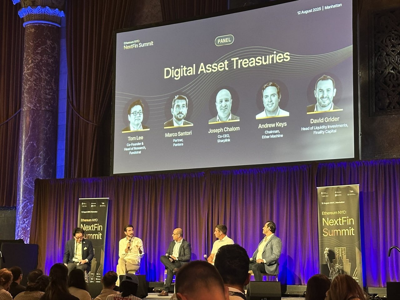 На фото руководители трех крупнейших публичных компаний с резервами в Ethereum&nbsp;&mdash; Том Ли (Bitmine), Джозеф Чалом (Sharplink) и Эндрю Киз (Ether Machine)&nbsp;&mdash; на одной панельной сессии конференции Ethereum NYC 12 августа. Фото: David_Grid / X