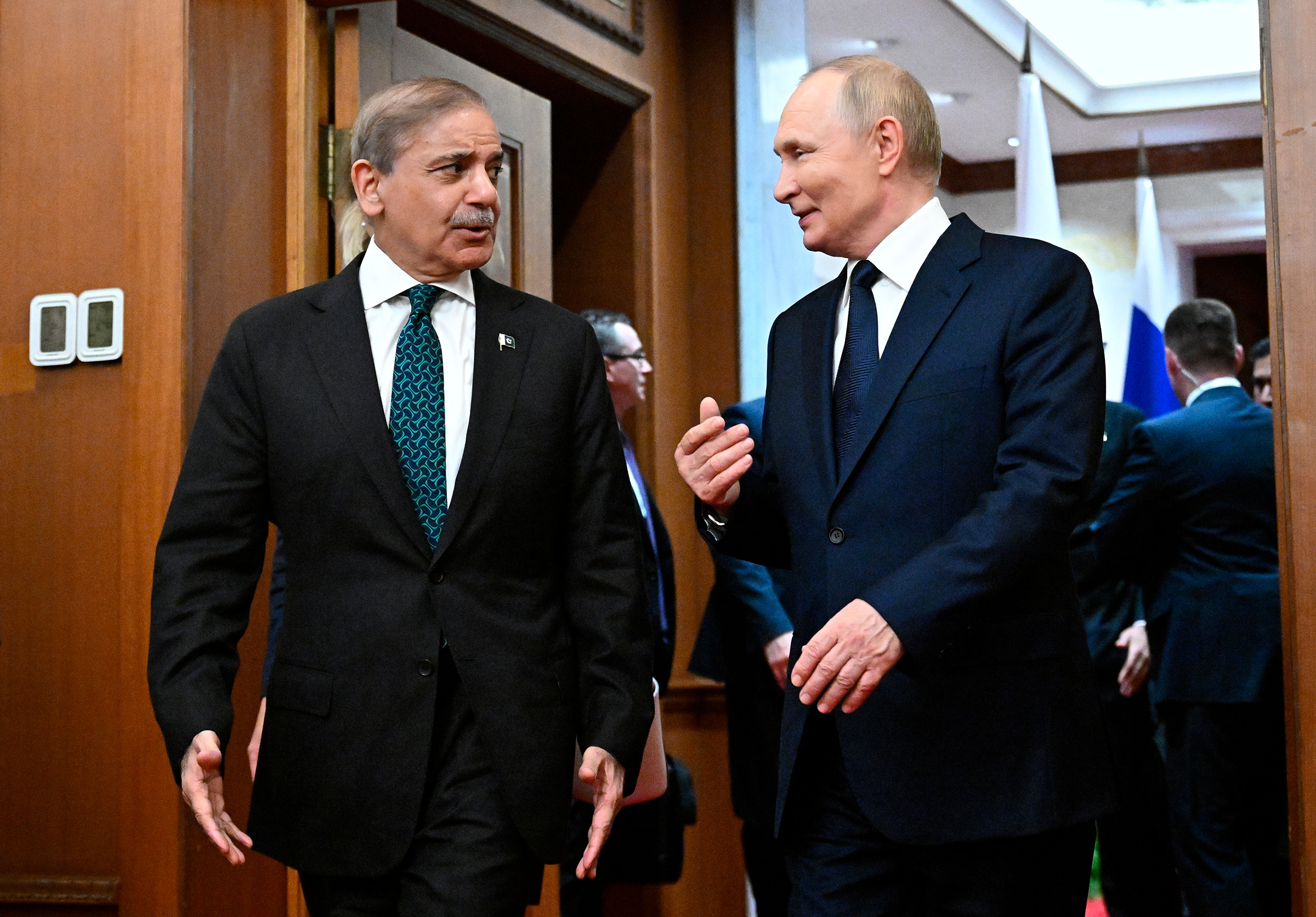 Путин пригласил Шарифа в Москву, уточнив, что в России в ноябре запланированы мероприятия в рамках ШОС на уровне руководителей правительств.