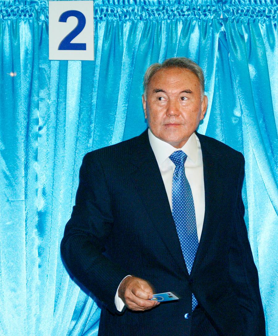 Нурсултан Назарбаев на избирательном участке, 2007 год
