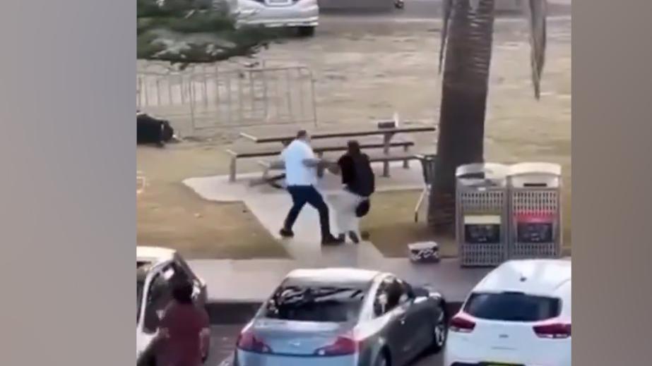 Прохожий обезвредил стрелка на пляже в Сиднее. Видео