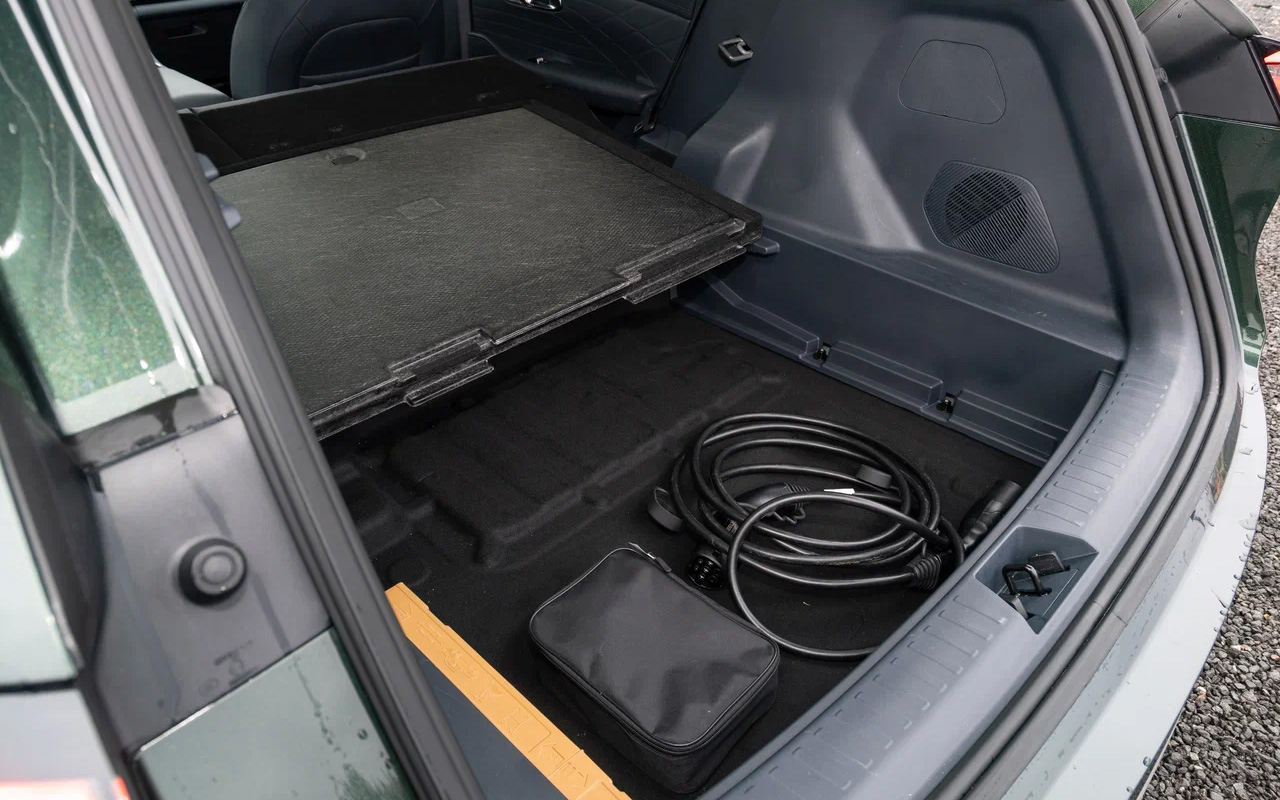 Ни запасного колеса, ни докатки у Geely EX5 EM-i нет. Зато в подполье нашлось место для зарядного кабеля и всевозможной мелочевки