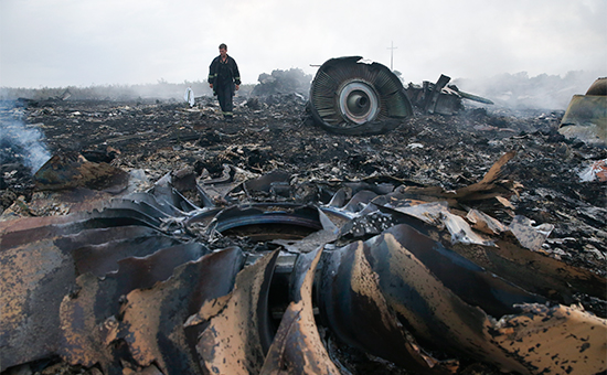 Обломки&nbsp;Boeing рейса MH17 на месте крушения. 17 июля 2014 года


