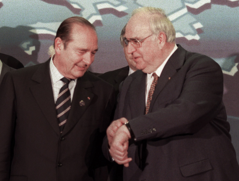 3 мая 1998 года. Канцлер Германии Гельмут Коль (справа) показывает часы президенту Франции Жаку Шираку. Именно на&nbsp;этом саммите была принята единая валюта&nbsp;&mdash;&nbsp;евро.
