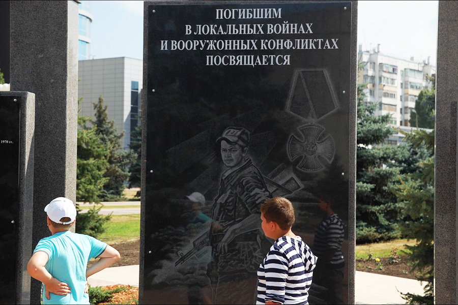 В августе 2014 года в Белгороде на торжественной церемонии открытия памятника воинам, погибшим в локальных вооруженных конфликтах, была обнаружена орфографическая ошибка.
