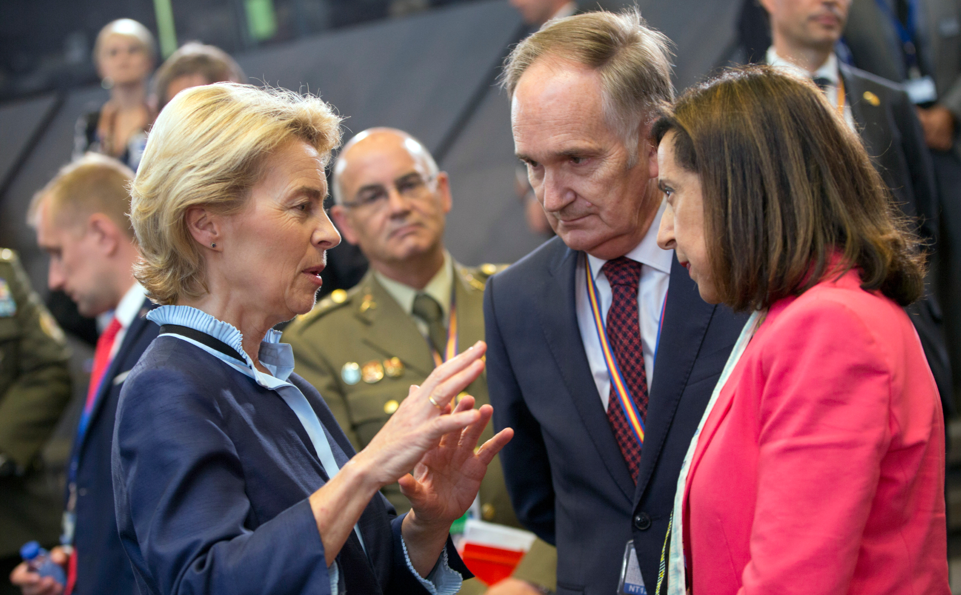 Урсула фон дер Лейен (слева) на встрече представителей стран НАТО в Брюсселе&nbsp;