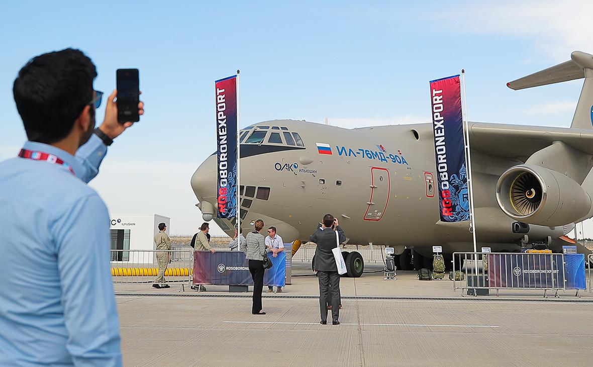 Посетитель фотографирует тяжелый транспортный Ил-76МД-90А(Э) на Международном авиационно-космическом салоне Dubai Airshow-2023