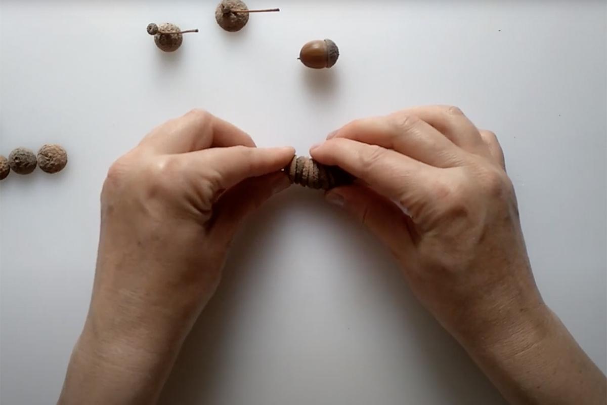 Поделку можно усложнять: раскрашивать детали, добавлять листья, ягоды и сухоцветы