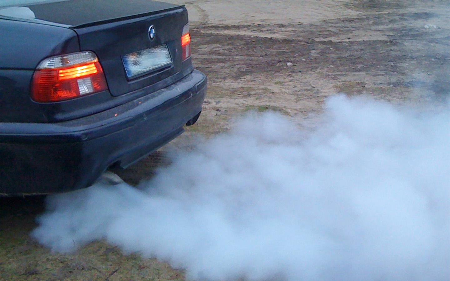 Почему возникает синий дым из выхлопной трубы и как от него избавиться