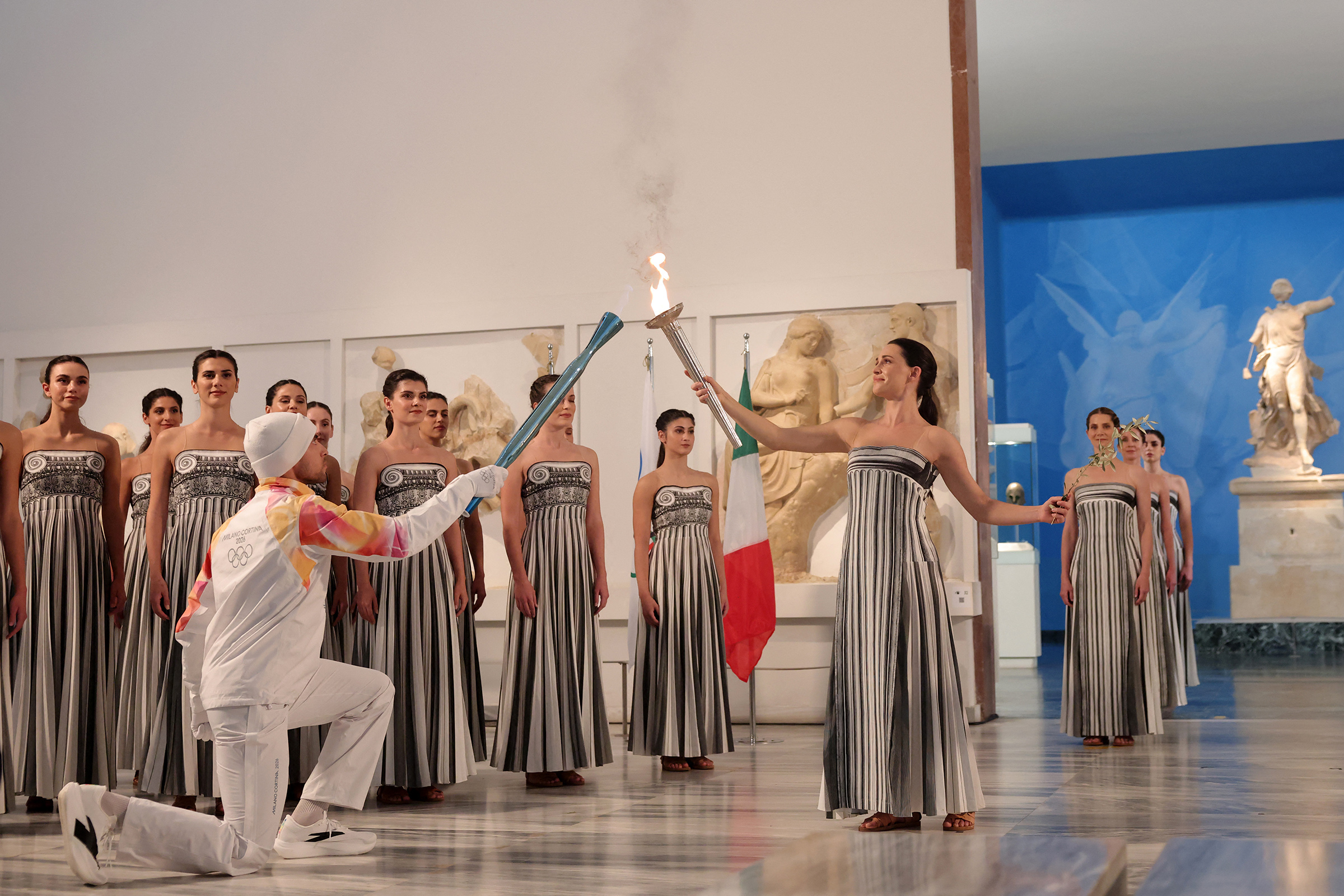 Верховная жрица передала огонь первому греческому призеру Игр-2024 Петросу Гайдацису.