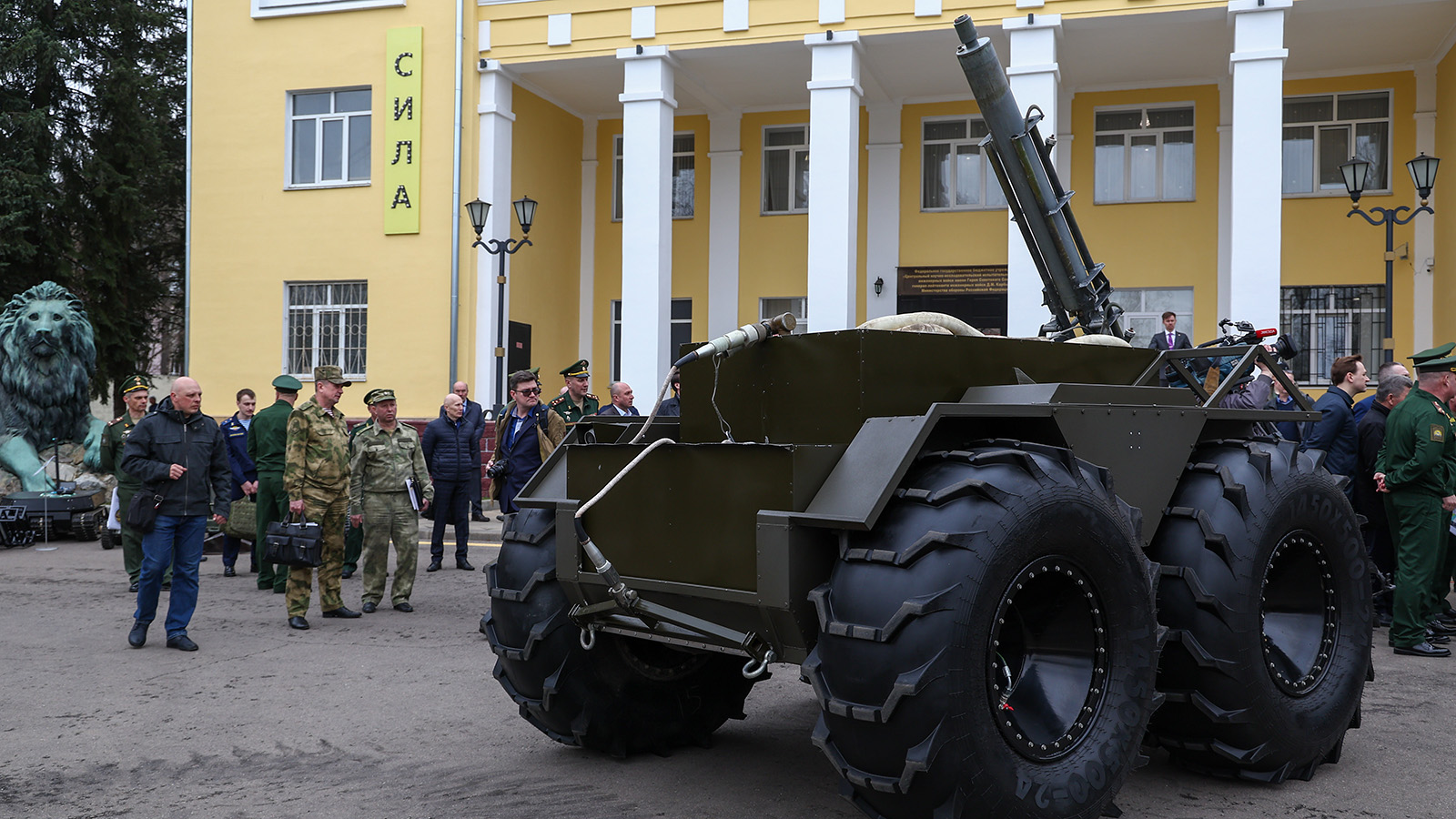 Посетители на выставке в Военно-инженерной академии им. Д.М. Карбышева