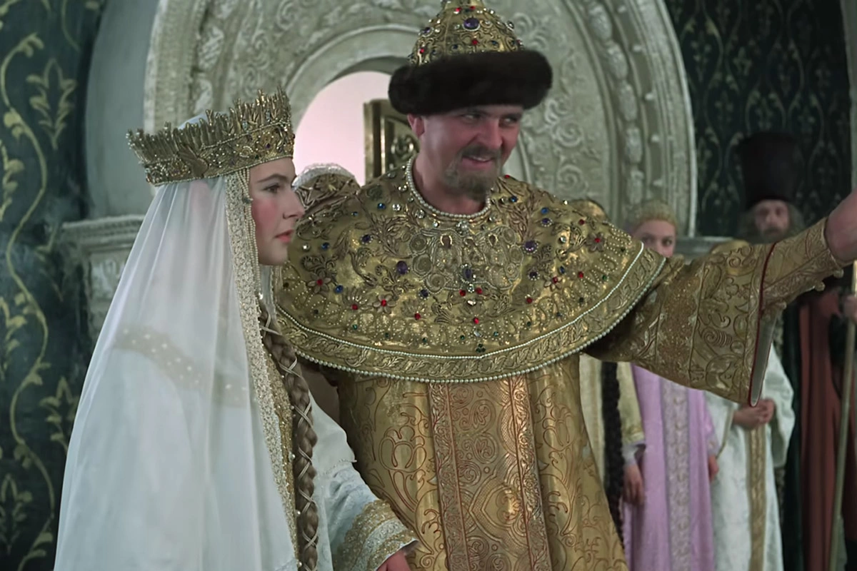 Нина Маслова и Юрий Яковлев в фильме «Иван Васильевич меняет профессию» (1973), режиссер Леонид Гайдай