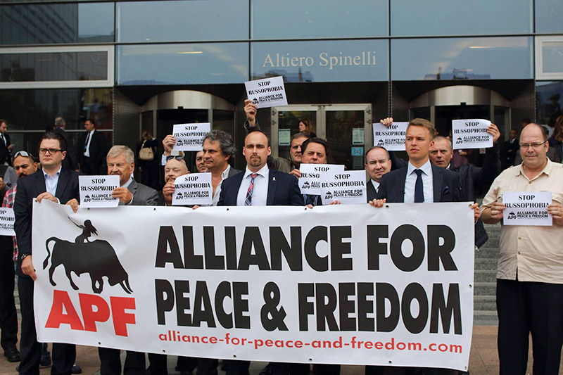 Лидеры движения &laquo;Альянс за мир и свободу&raquo; Удо Фойгт (ФРГ), Роберто Фиоре (Италия) и Ник Гриффин (Великобритания) на митинге против русофобии у здания Европарламента в Брюсселе, 16 июня 2015 года