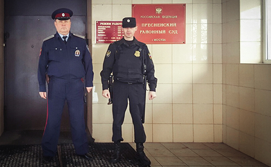 Казаки во время охраны&nbsp;Пресненского районного суда города Москвы