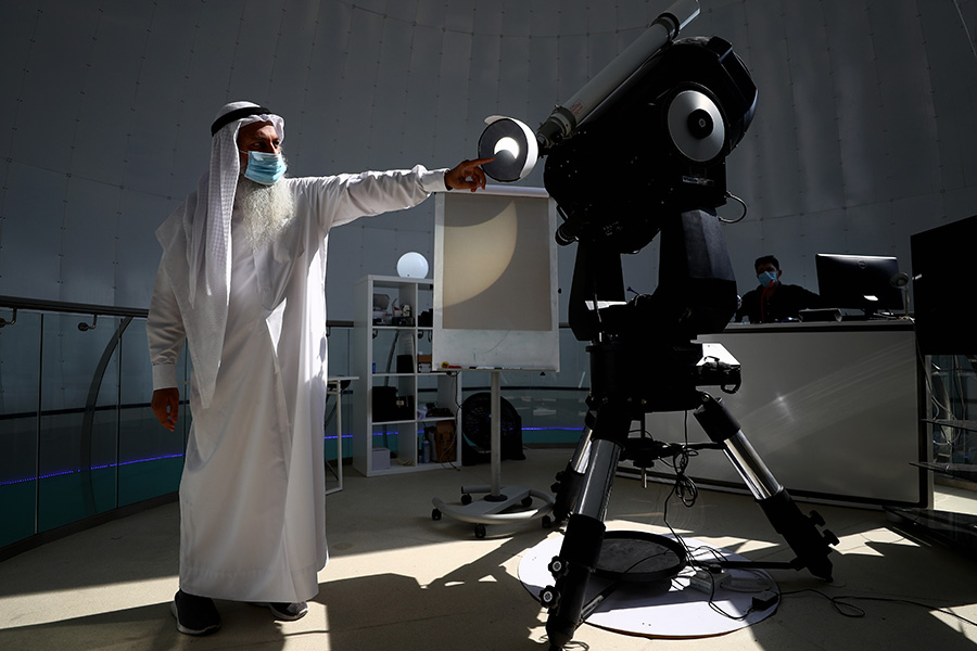 Генеральный директор Dubai Astronomy Group Хасан аль-Харири наблюдает частичное солнечное затмение из обсерватории в ОАЭ