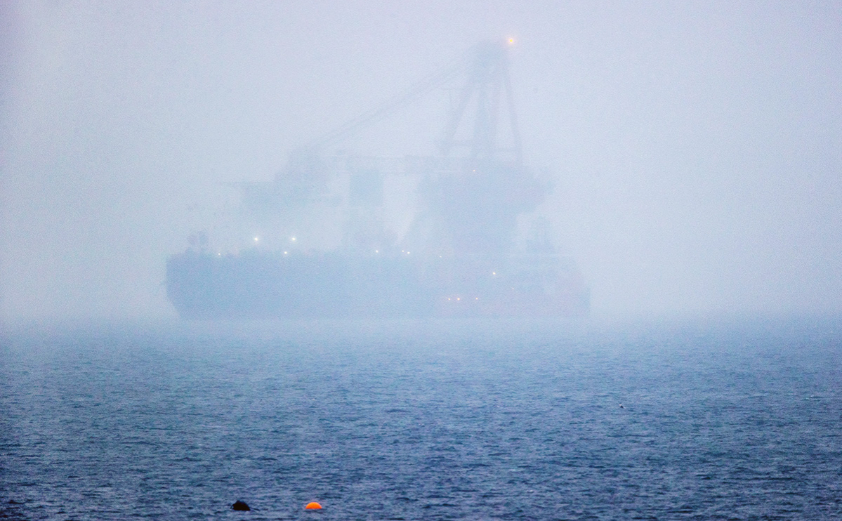Российское трубоукладочное судно &laquo;Фортуна&raquo; стоит на якоре в Балтийском море у порта Росток