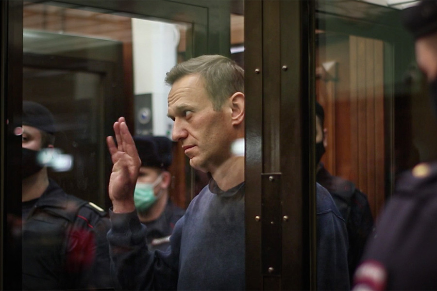 Суд заменил Навальному условный срок на реальный&nbsp;&mdash; 3,5 года в колонии общего режима. При этом будут учтены 10 месяцев домашнего ареста в ходе следствия по делу &laquo;Ив Роше&raquo;. Таким образом, при вступлении приговора в силу срок составит 2 года и 8 месяцев