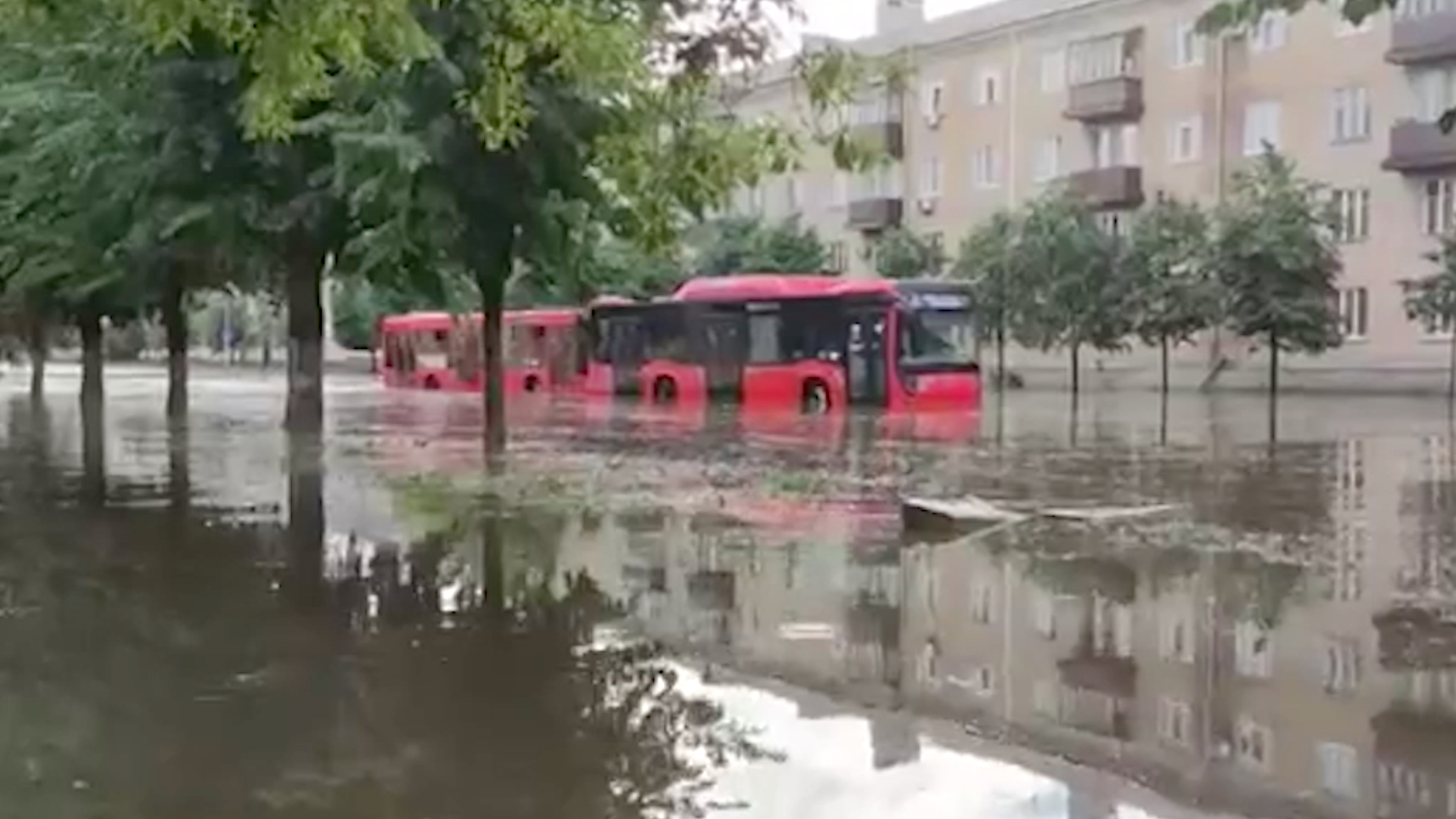 Вода в троллейбусе и переходе: как затопило Казань из-за сильного ливня
