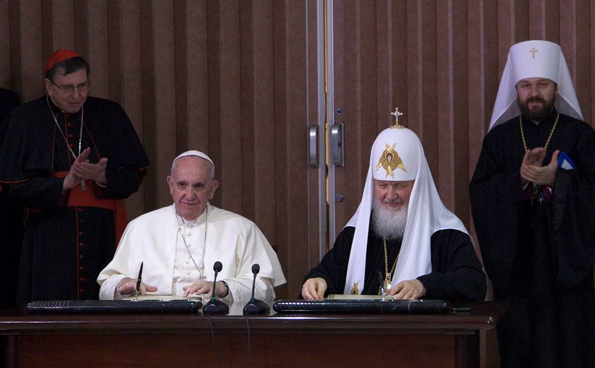 Папа римский Франциск (в центре слева) и патриарх Кирилл (в центре справа) во время встречи на Кубе, состоявшейся в 2016 году