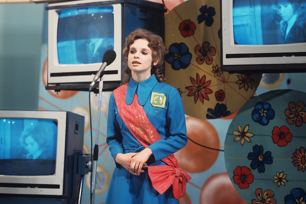 <p>Одна из участниц телепрограммы-конкурса &laquo;А ну-ка, девушки!&raquo; Центрального телевидения СССР во время съемок передачи. 28 февраля 1973 года</p>