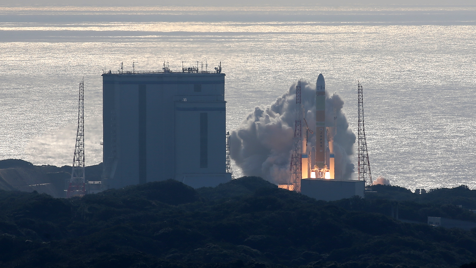 <p>Японское агентство аэрокосмических исследований (JAXA) осуществило запуск новой ракеты-носителя тяжелого класса H3 с космодрома Танэгасима на юго-западе страны</p>